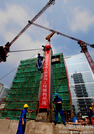 上海紐約大學地面首根鋼柱吊裝